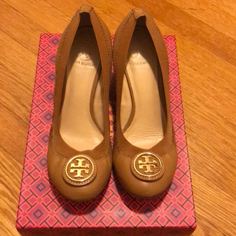 Tory Burch Caroline Wedge SZ 8